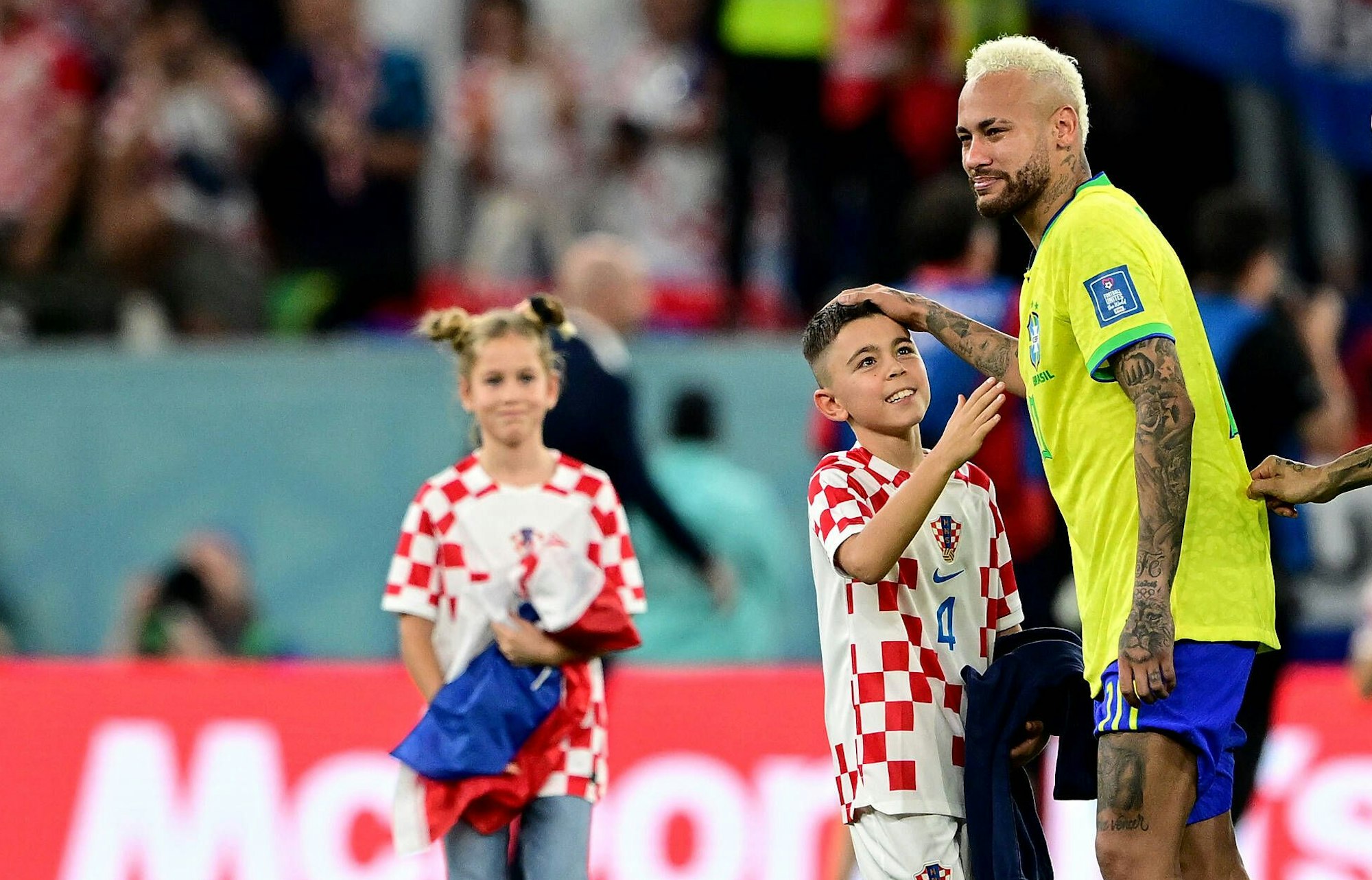 Neymar streichelt Leo Perisic über den Kopf.