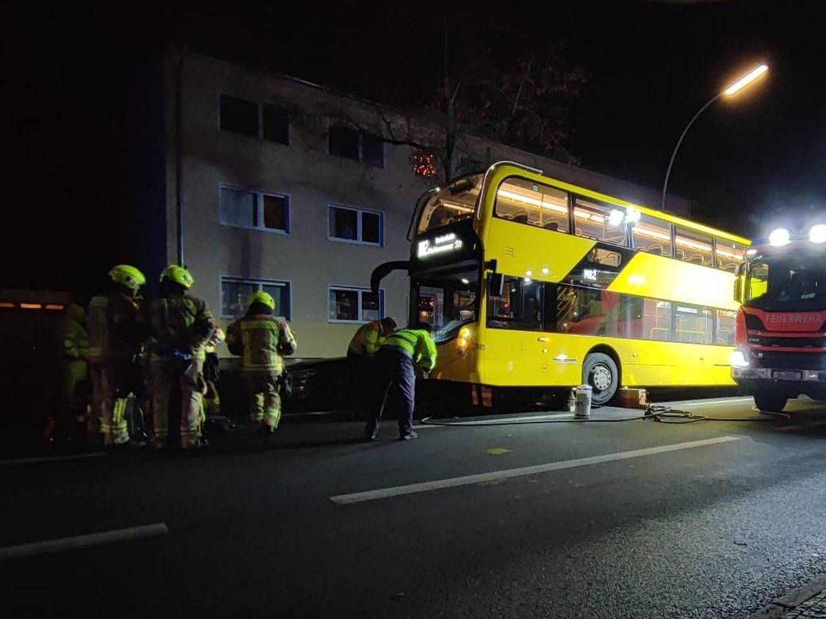 In Berlin-Steglitz sind bei einem schweren Verkehrsunfall mit einem BVG-Bus zwei Fußgänger unter den Doppeldecker-Bus geraten. Dabei kam eine Person ums Leben, wie ein Polizeisprecher am Abend sagte.