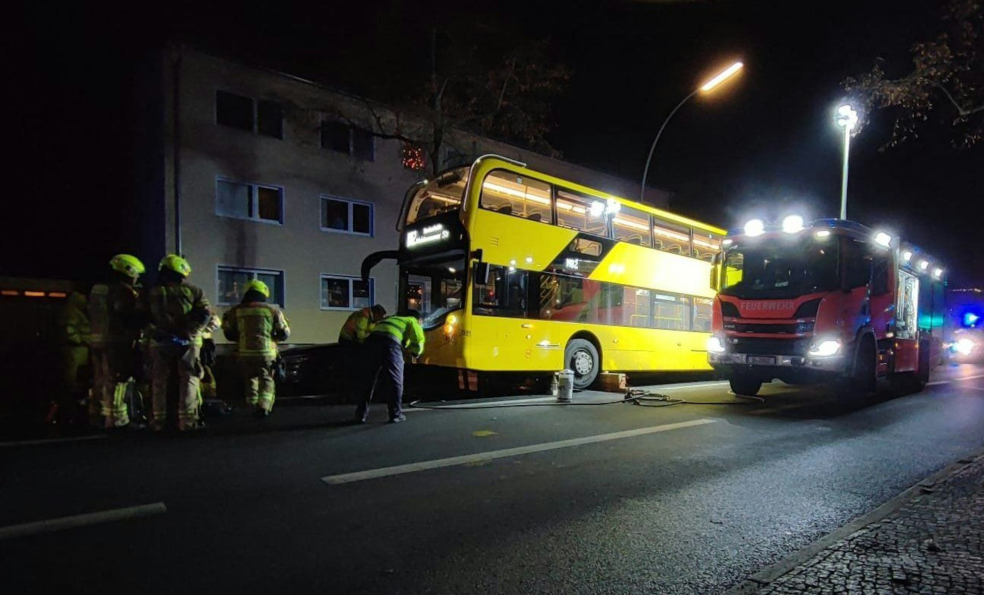 In Berlin-Steglitz sind bei einem schweren Verkehrsunfall mit einem BVG-Bus zwei Fußgänger unter den Doppeldecker-Bus geraten. Dabei kam eine Person ums Leben, wie ein Polizeisprecher am Abend sagte.
