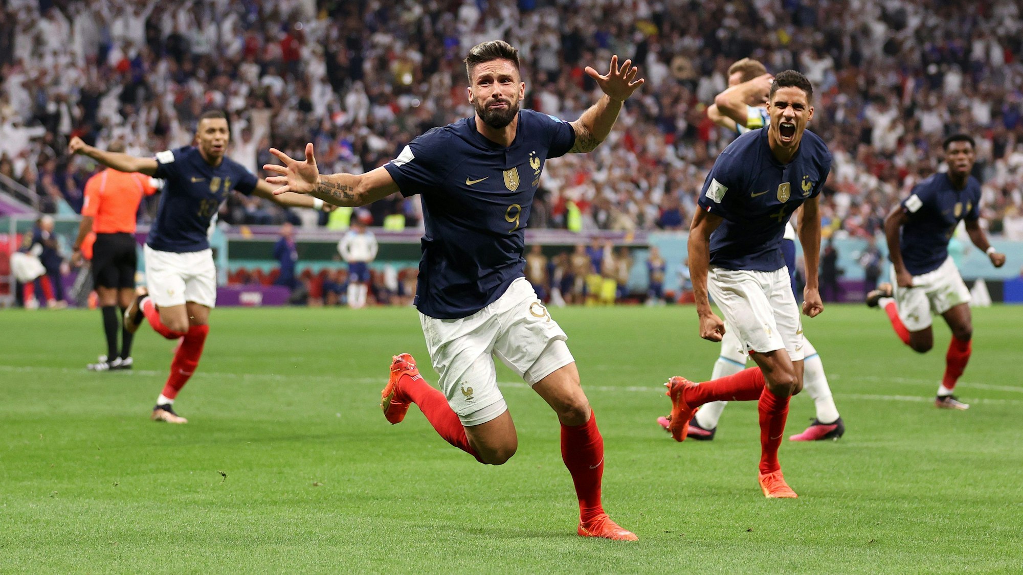 Olivier Giroud und seine Teamkollegen bejubeln sein 2:1 im WM-Viertelfinale gegen England.