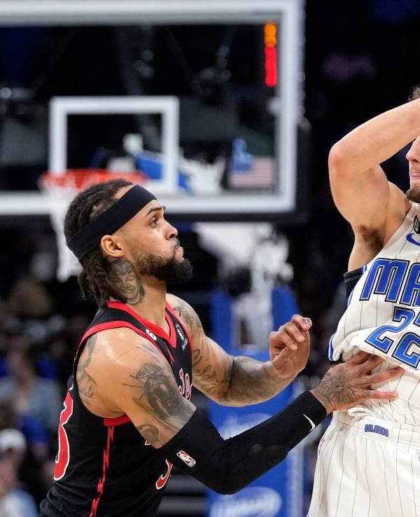 Franz Wagner (Orlando Magic) behauptet den Basketball gegen Gary Trent Jr. von den Toronto Raptors.