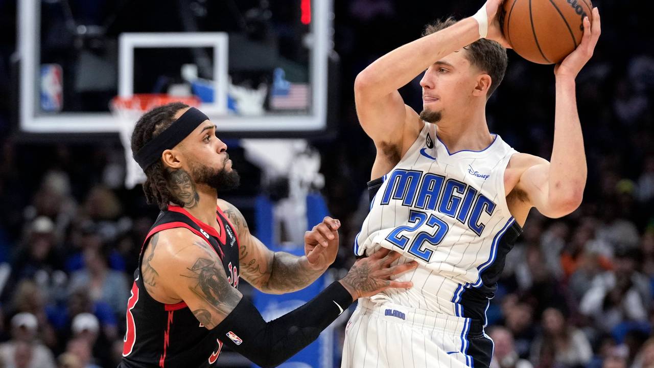 Franz Wagner (Orlando Magic) behauptet den Basketball gegen Gary Trent Jr. von den Toronto Raptors.