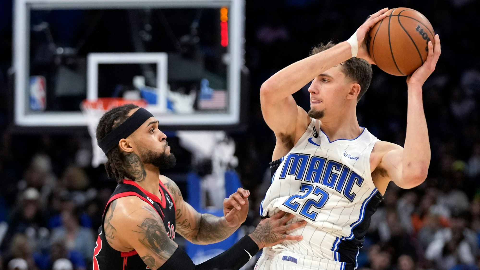 Franz Wagner (Orlando Magic) behauptet den Basketball gegen Gary Trent Jr. von den Toronto Raptors.