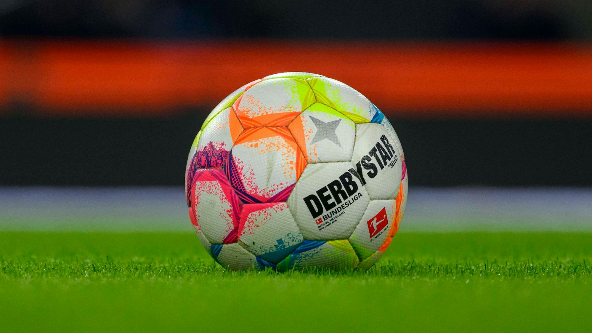 Derbystar-Spielball liegt auf dem Rasen