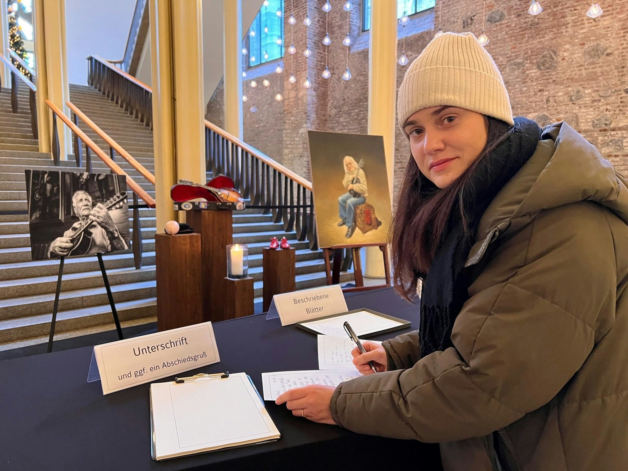 Michelle Wolter (28) trägt sich in das Kondolenzbuch für Hans Süper im Kölner Gürzenich ein.