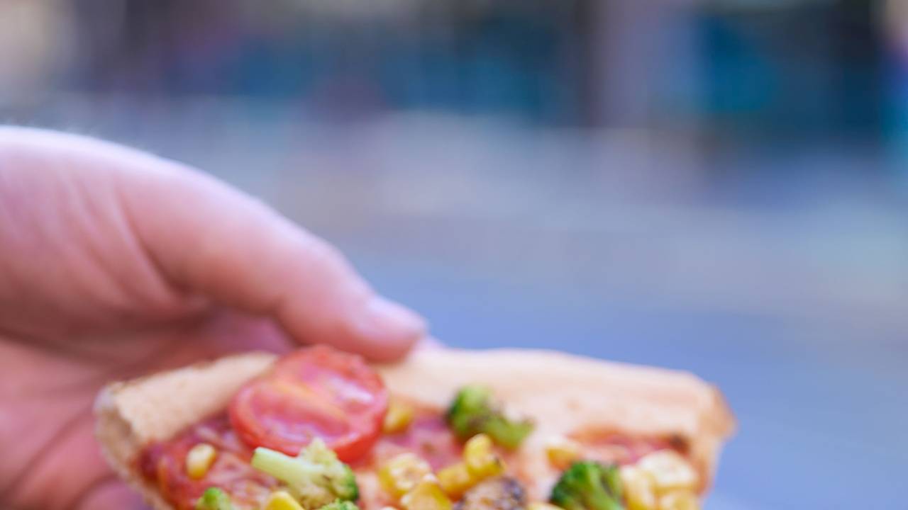Die Fast-Food-Kette Domino's bietet ab Januar 2023 eine neue Pizza mit besonderem Belag an.