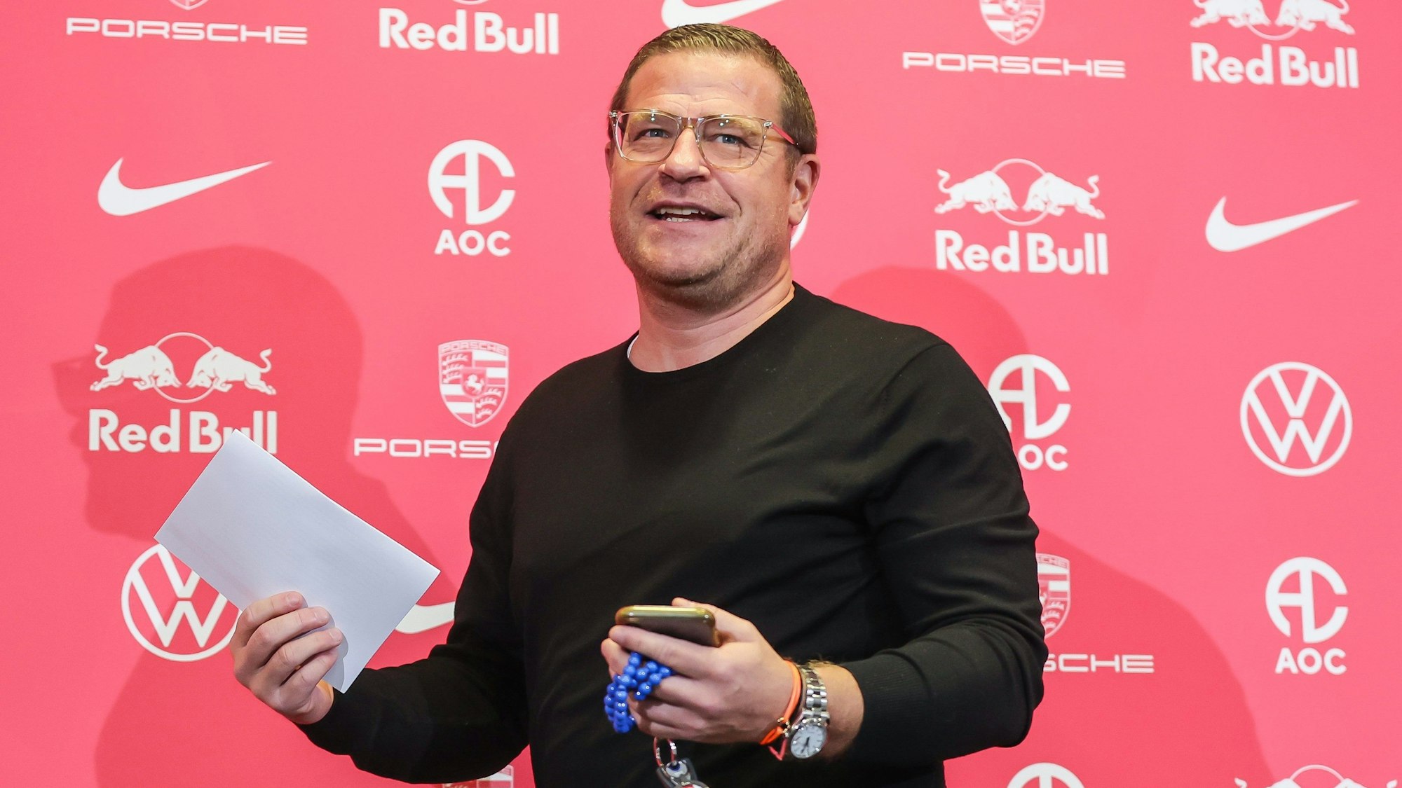 Der neue Sportvorstand Max Eberl von RB Leipzig kommt anlässlich seiner Vorstellung zu einer Pressekonferenz in die Red-Bull-Akademie.
