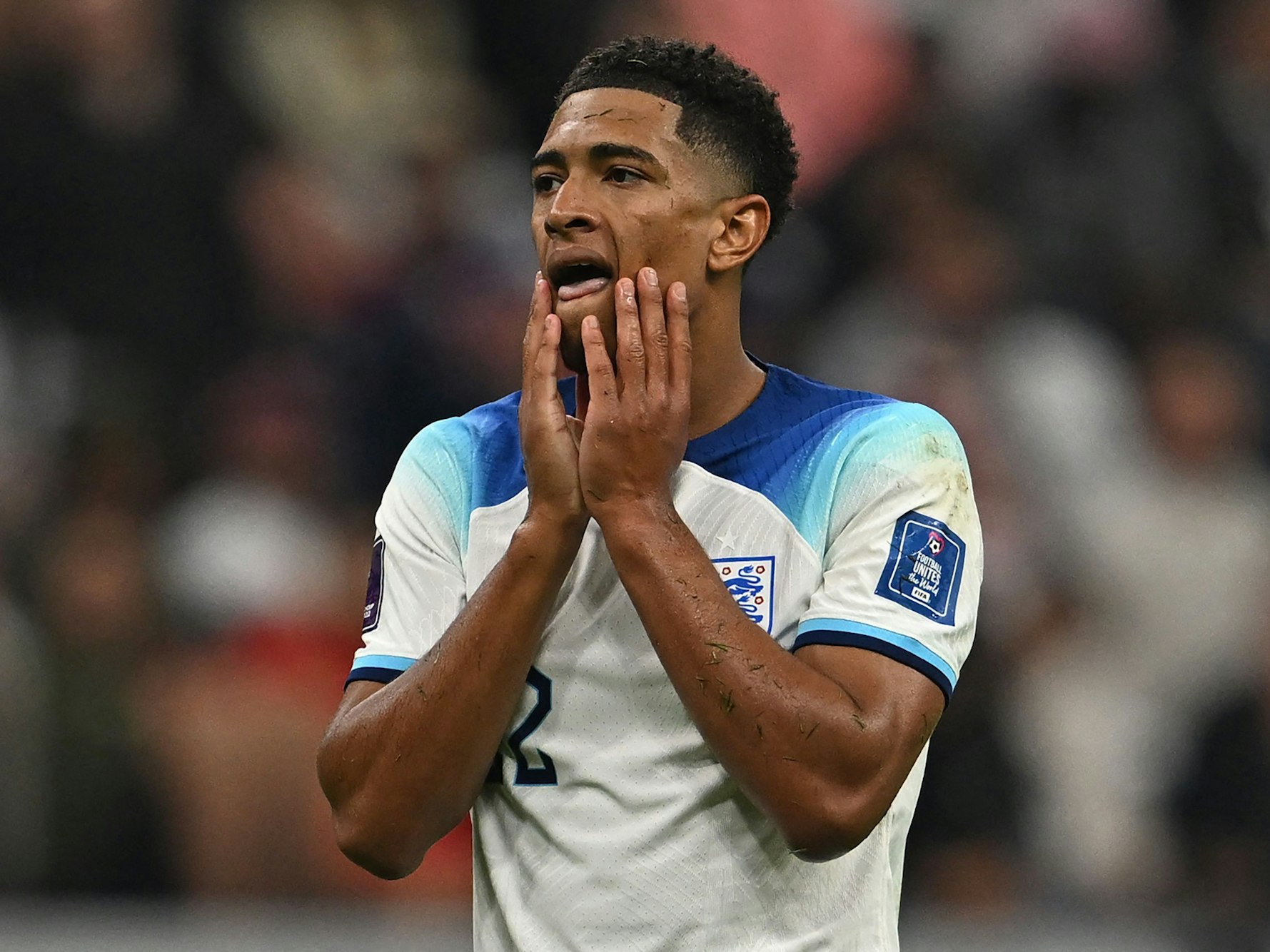 Jude Bellingham schlägt im WM-Viertelfinalspiel gegen Frankreich enttäuscht die Hände vors Gesicht.