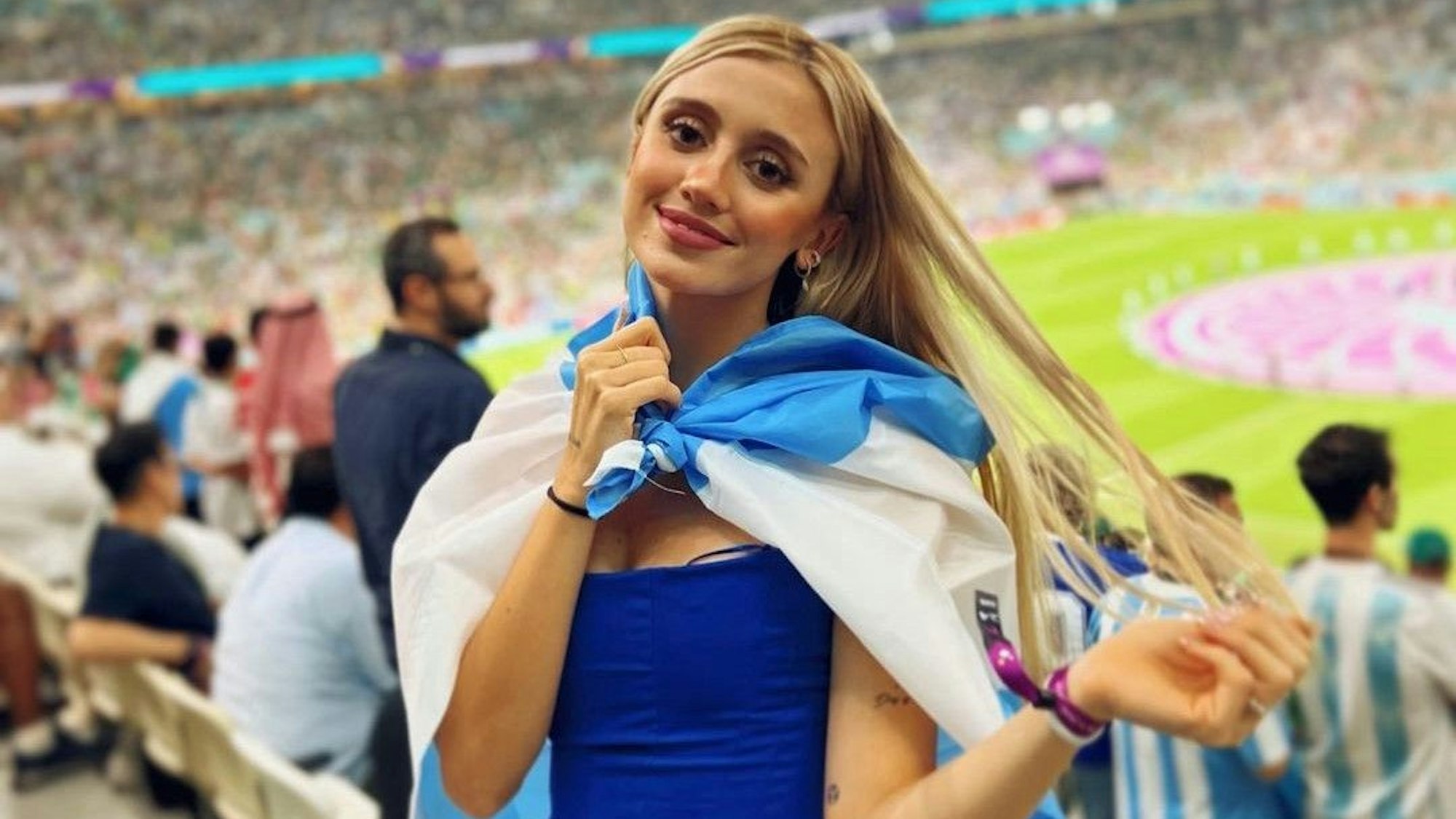 Die argentinische TV-Reporterin Morena Beltrán steht beim WM-Spiel zwischen Argentinien und Mexiko im Stadion.