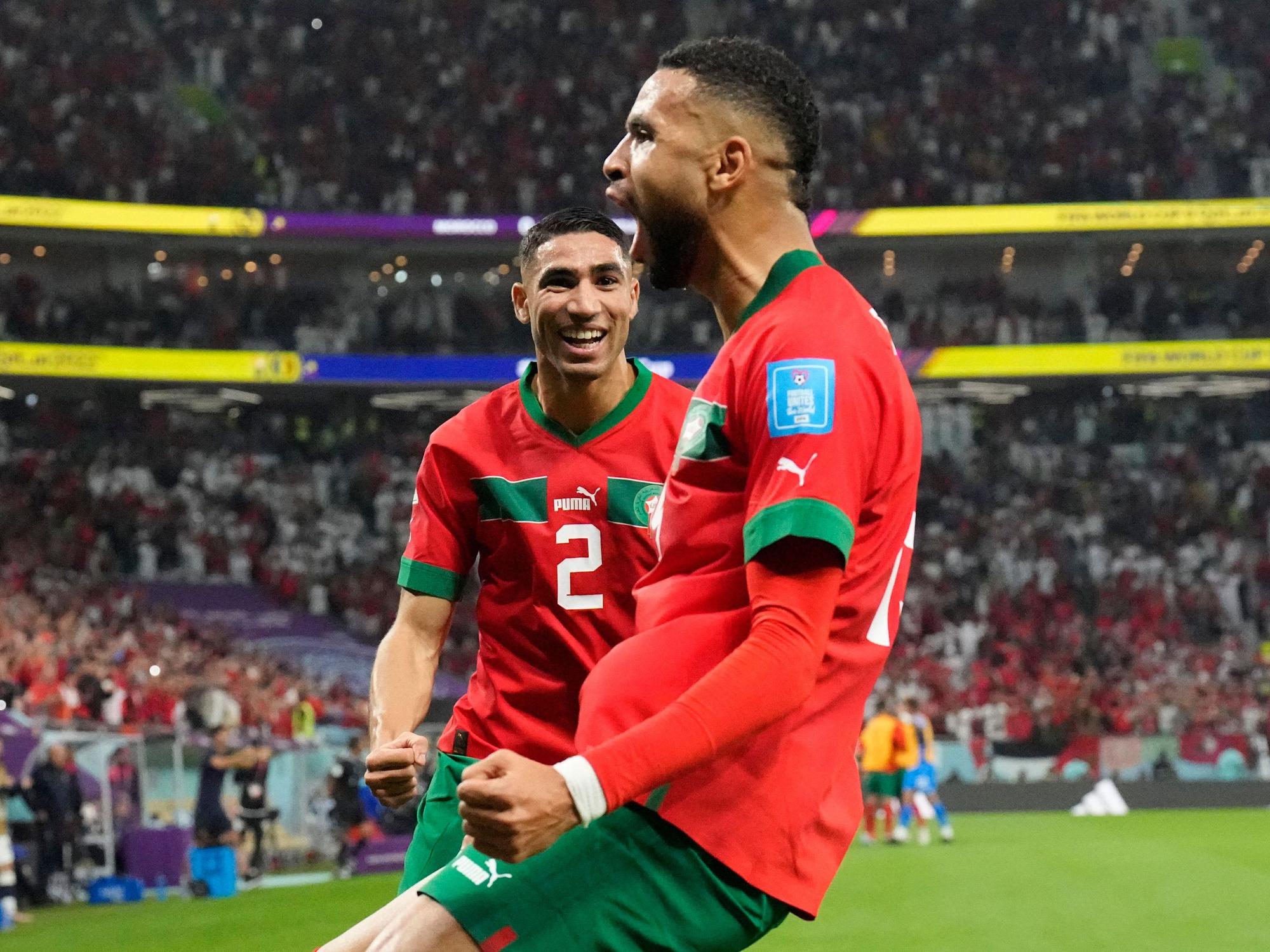 Marokkos Youssef En-Nesyri jubelt mit Achraf Hakimi.