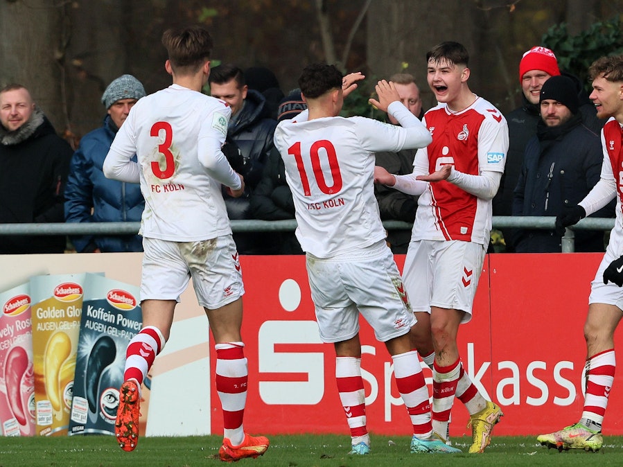 Matti Wagner, Luan Simnica, Jaka Cuber Potocnik, Luis Miguel Cortijo Lange von der U19 des 1. FC Kölnbejubeln das 1:0 gegen Holstein Kiel im Pokal.