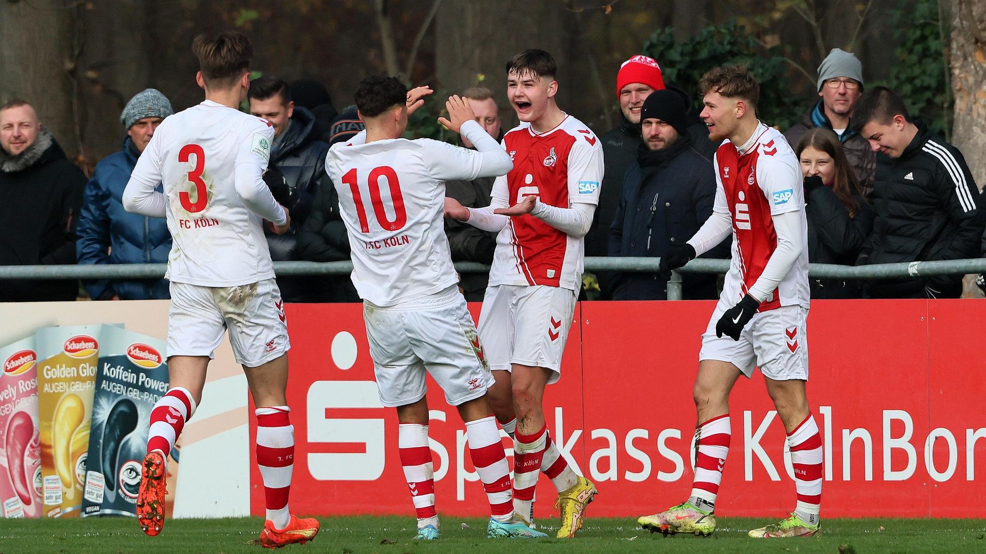 Matti Wagner, Luan Simnica, Jaka Cuber Potocnik, Luis Miguel Cortijo Lange von der U19 des 1. FC Kölnbejubeln das 1:0 gegen Holstein Kiel im Pokal.