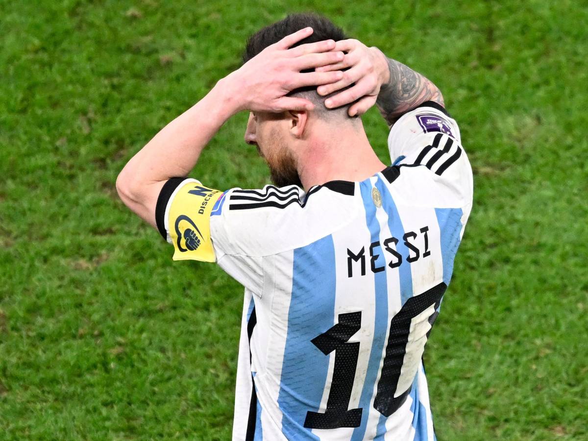 Messi hält die Hände hinter dem Kopf.