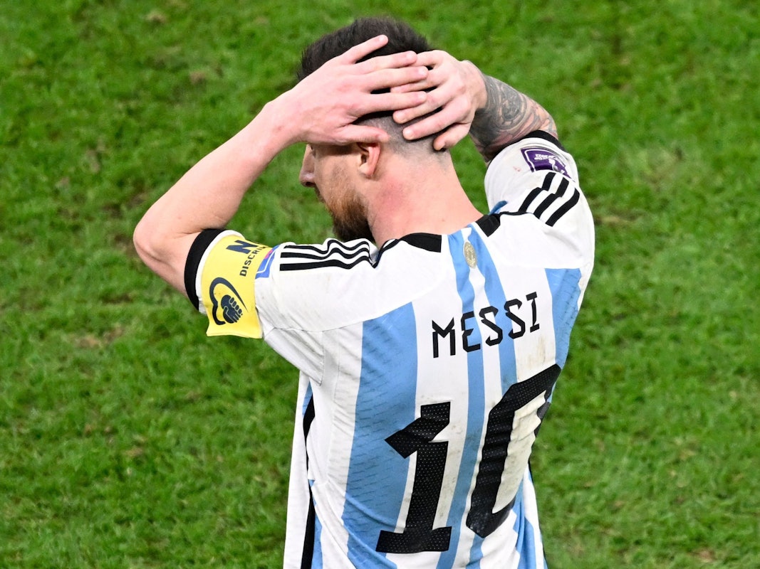 Messi hält die Hände hinter dem Kopf.