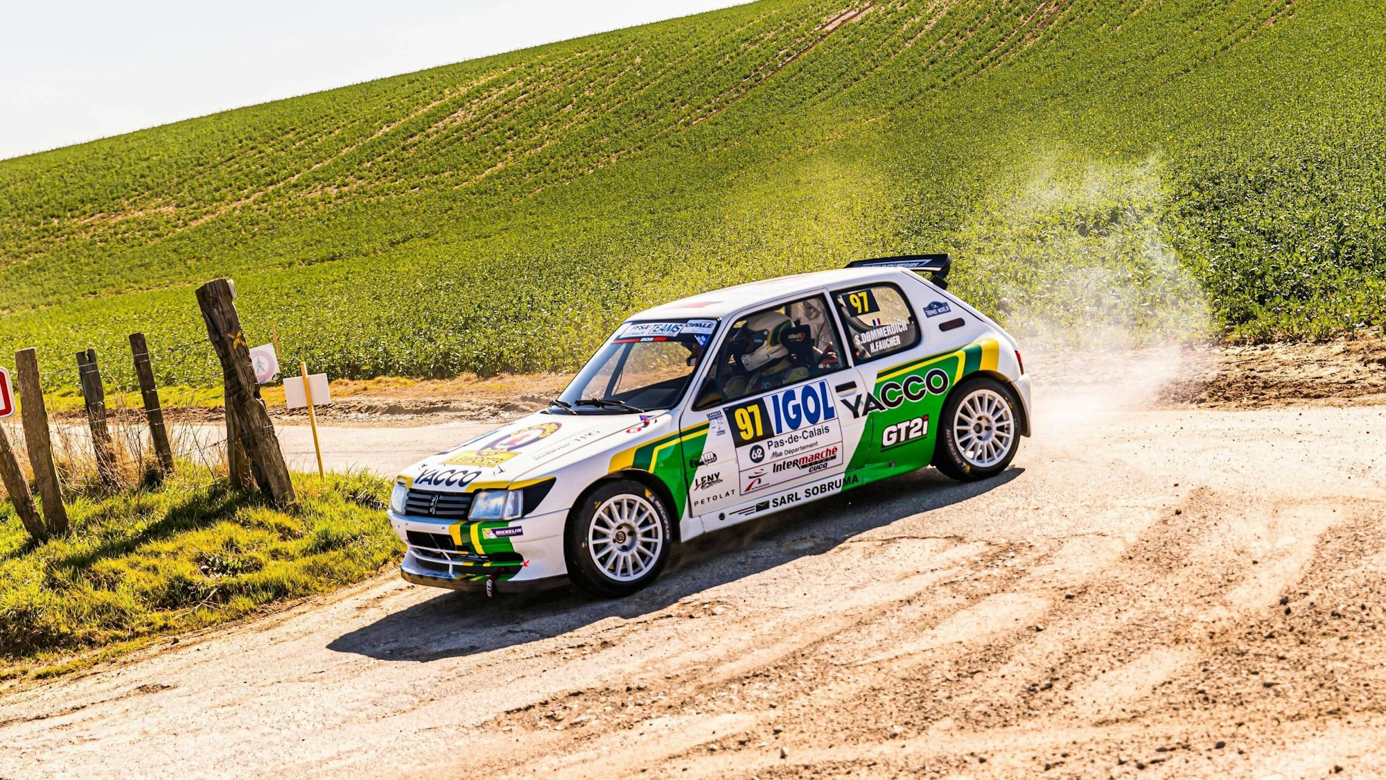 Sebastien Dommerdich und Herve Faucher im Peugeot 205.