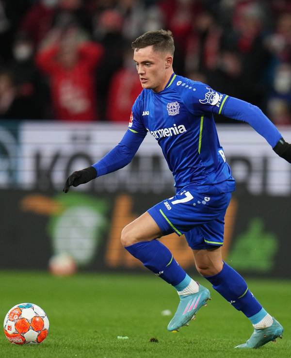 Florian Wirtz führt den Ball im Bundesliga-Spiel beim 1. FSV Mainz 05.