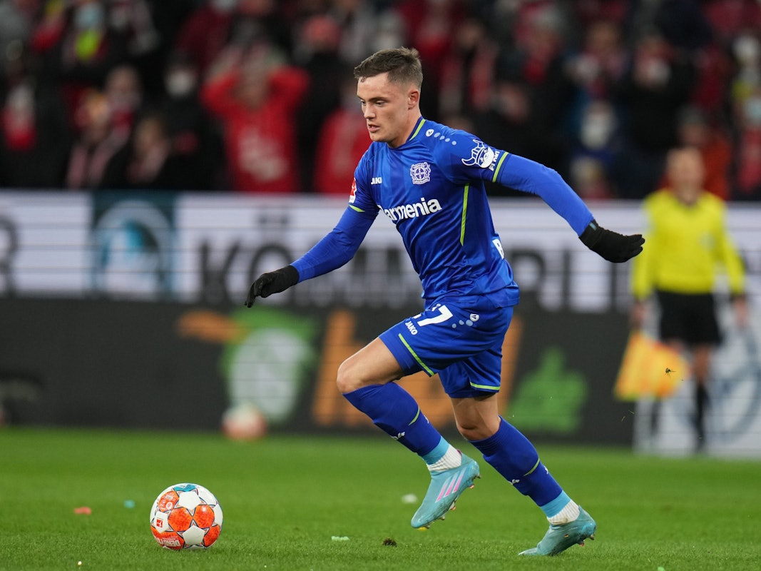 Florian Wirtz führt den Ball im Bundesliga-Spiel beim 1. FSV Mainz 05.