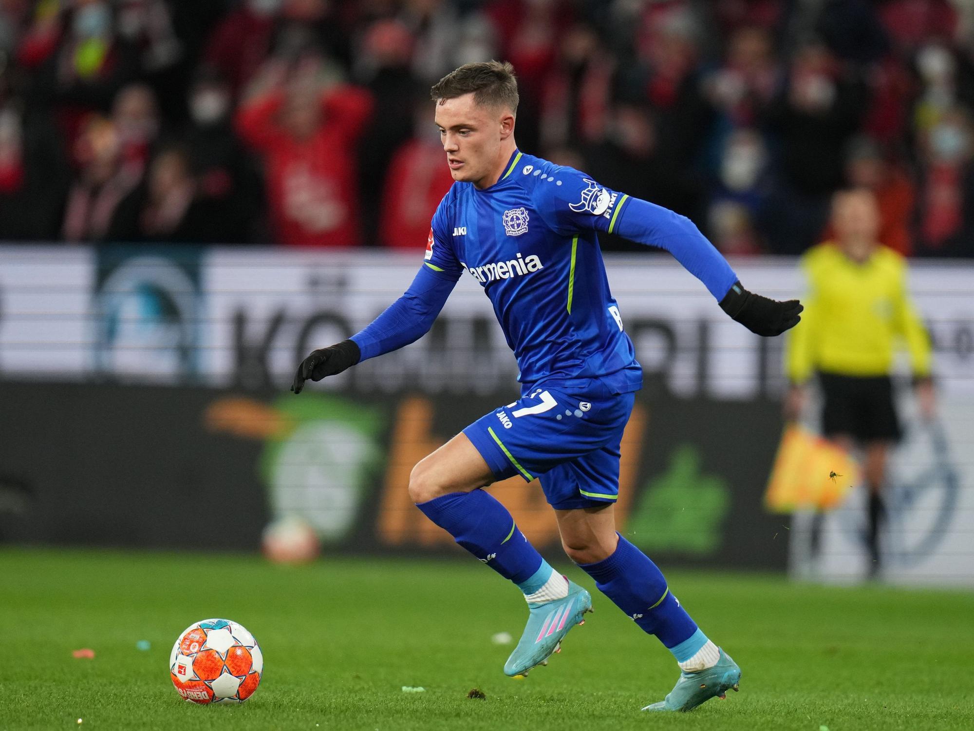 Florian Wirtz führt den Ball im Bundesliga-Spiel beim 1. FSV Mainz 05.