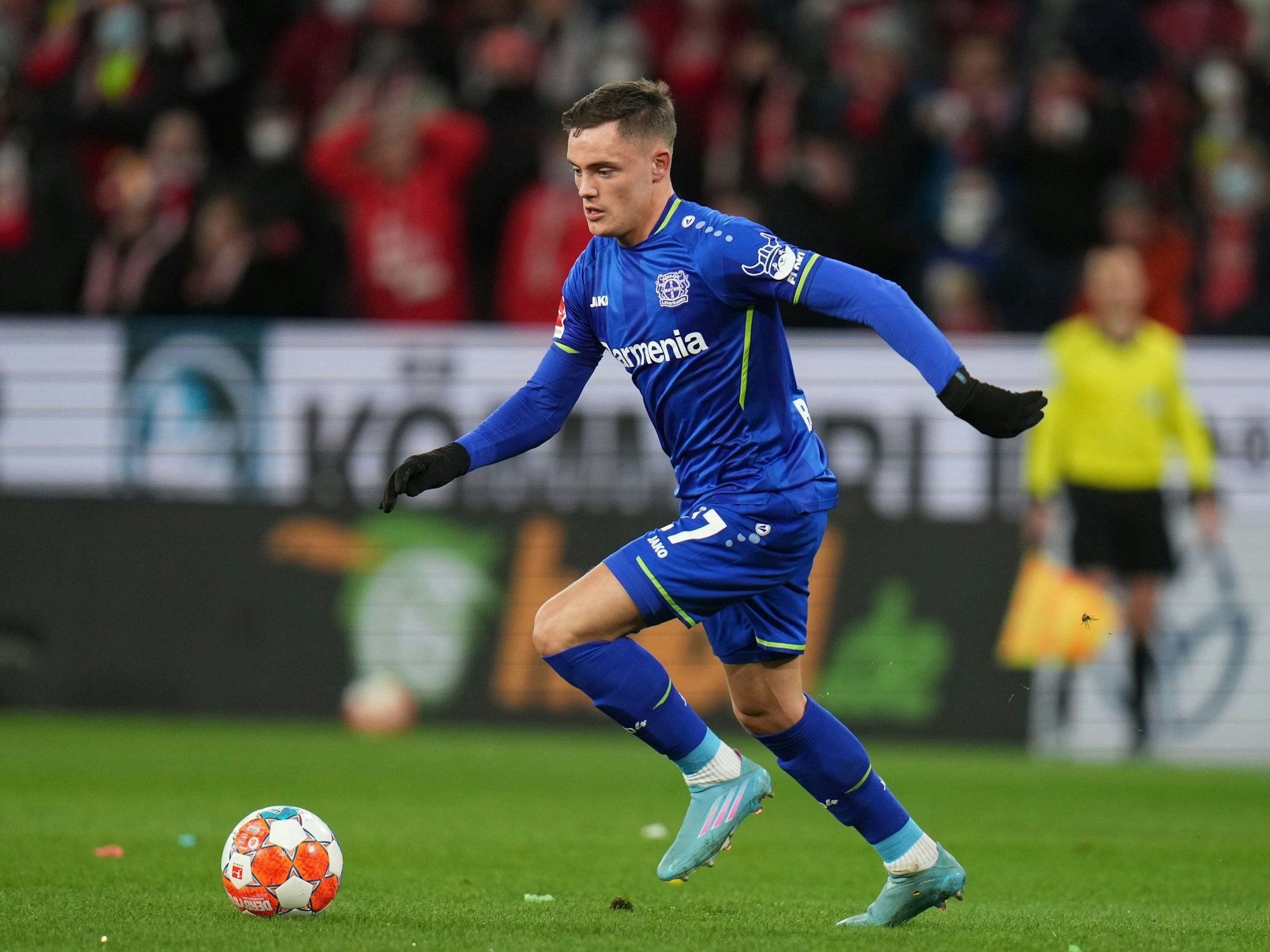 Florian Wirtz führt den Ball im Bundesliga-Spiel beim 1. FSV Mainz 05.