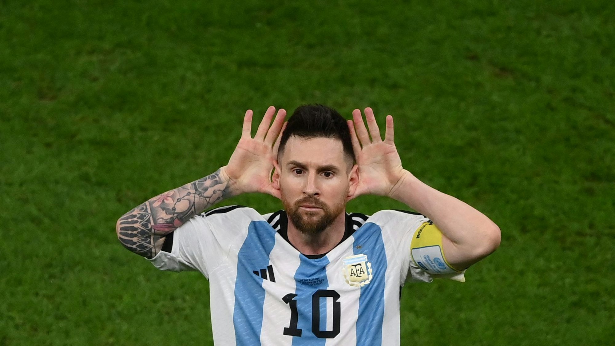 Nach dem 2:0 macht Messi vor der niederländischen Trainerbank die Ohren-Geste, die er später im Interview erklärt.