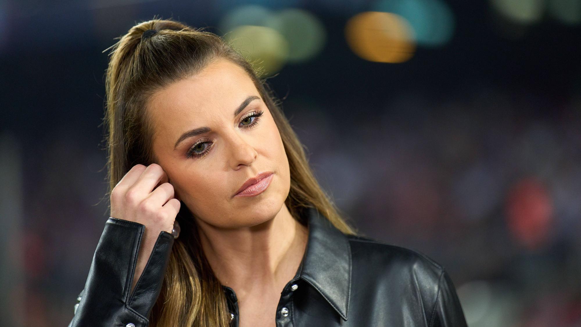 Laura Wontorra steht beim Champions-League-Spield es FC Barcelona gegen den FC Bayern München im Stadion.