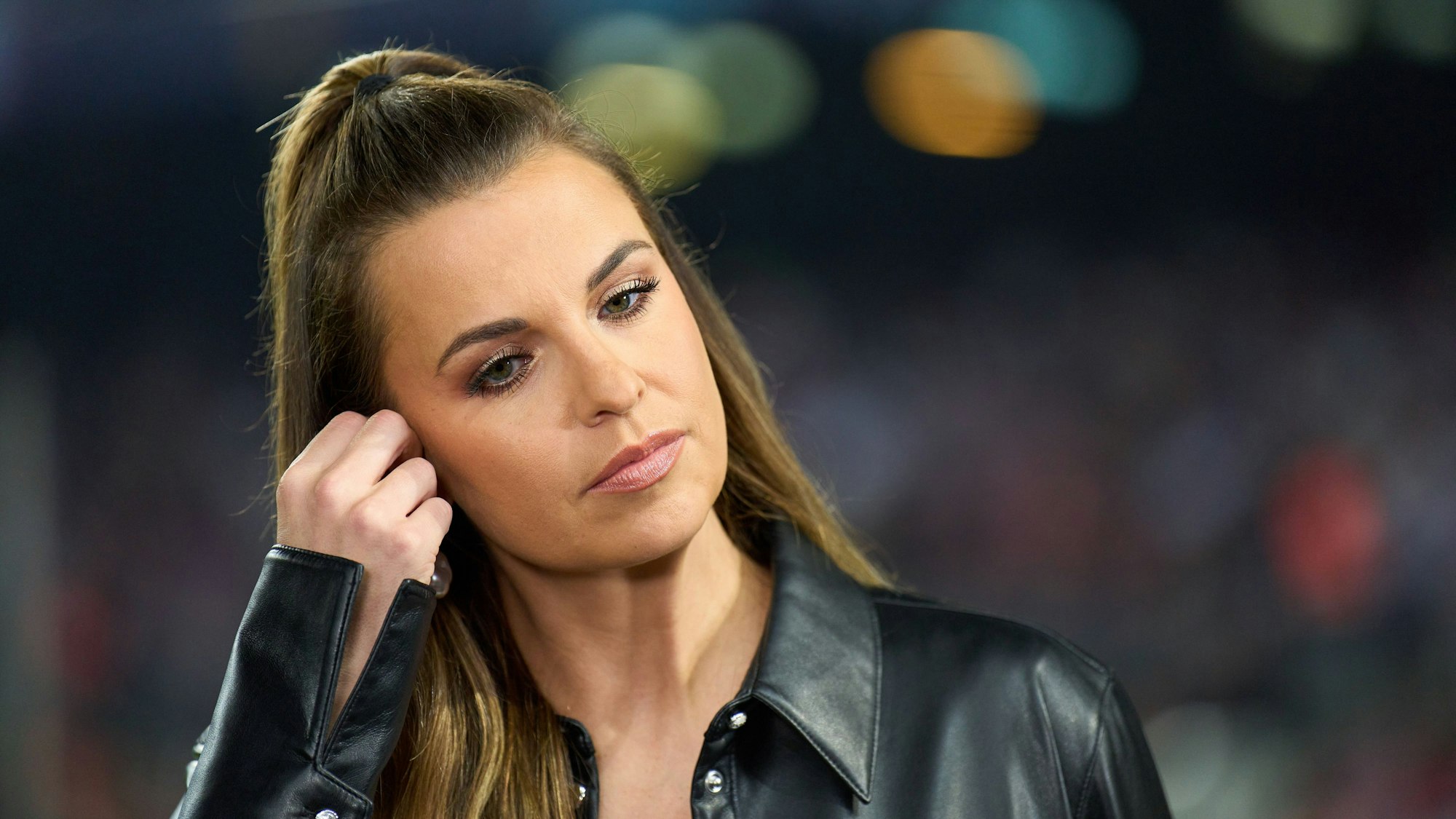 Laura Wontorra steht beim Champions-League-Spield es FC Barcelona gegen den FC Bayern München im Stadion.