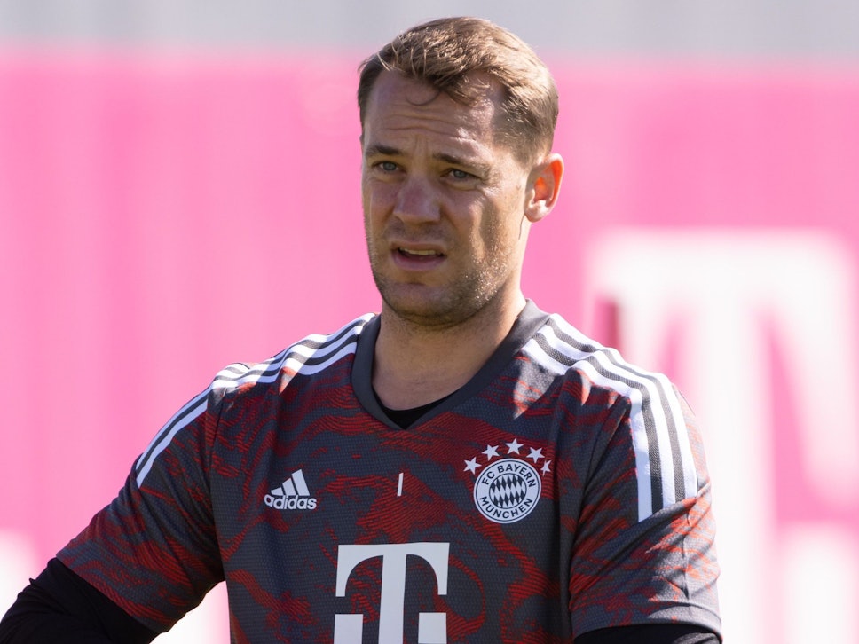 Manuel Neuer läuft im Training des FC Bayern München über den Rasen.