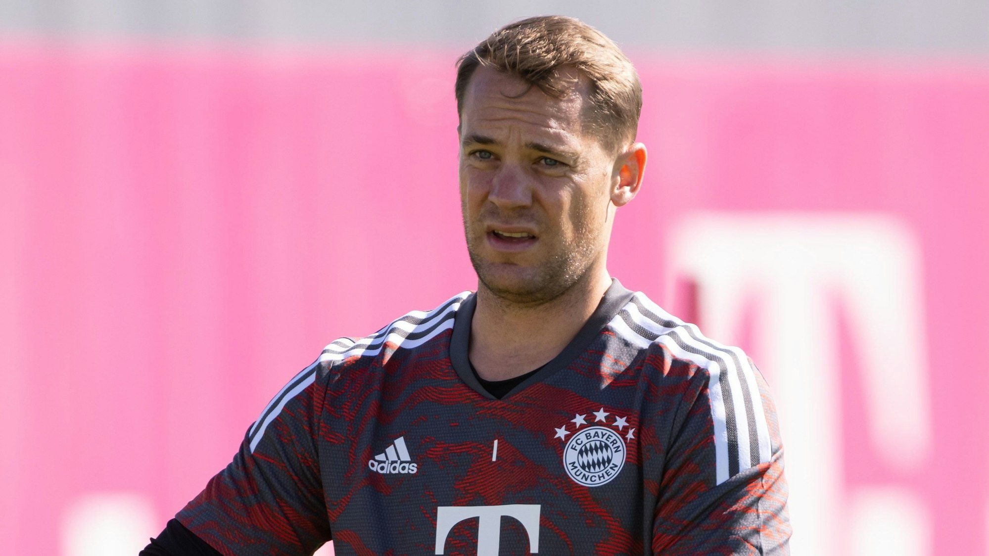 Manuel Neuer läuft im Training des FC Bayern München über den Rasen.