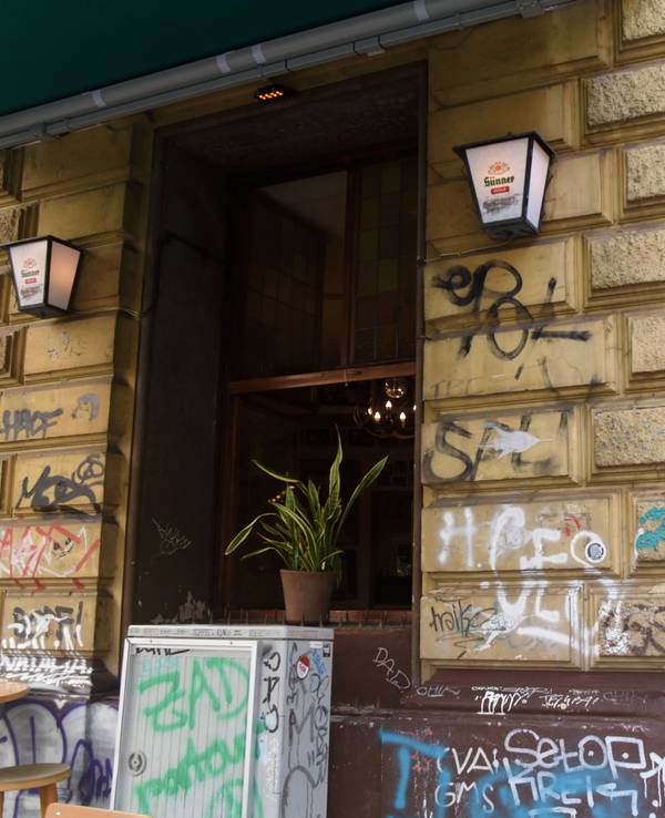 Blick auf die Außenfassade des Restaurants Bei Oma Kleinmann auf der Zülpicher Straße in Köln.