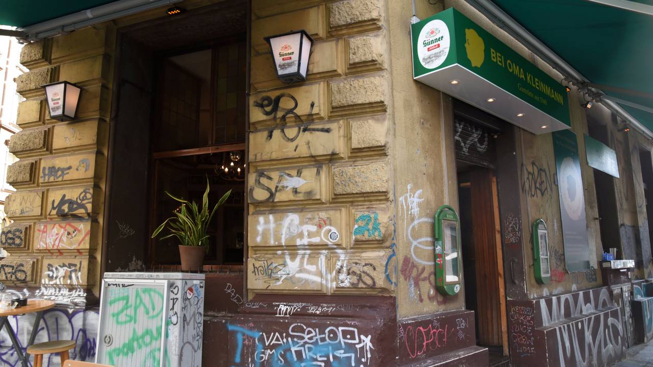 Blick auf die Außenfassade des Restaurants Bei Oma Kleinmann auf der Zülpicher Straße in Köln.