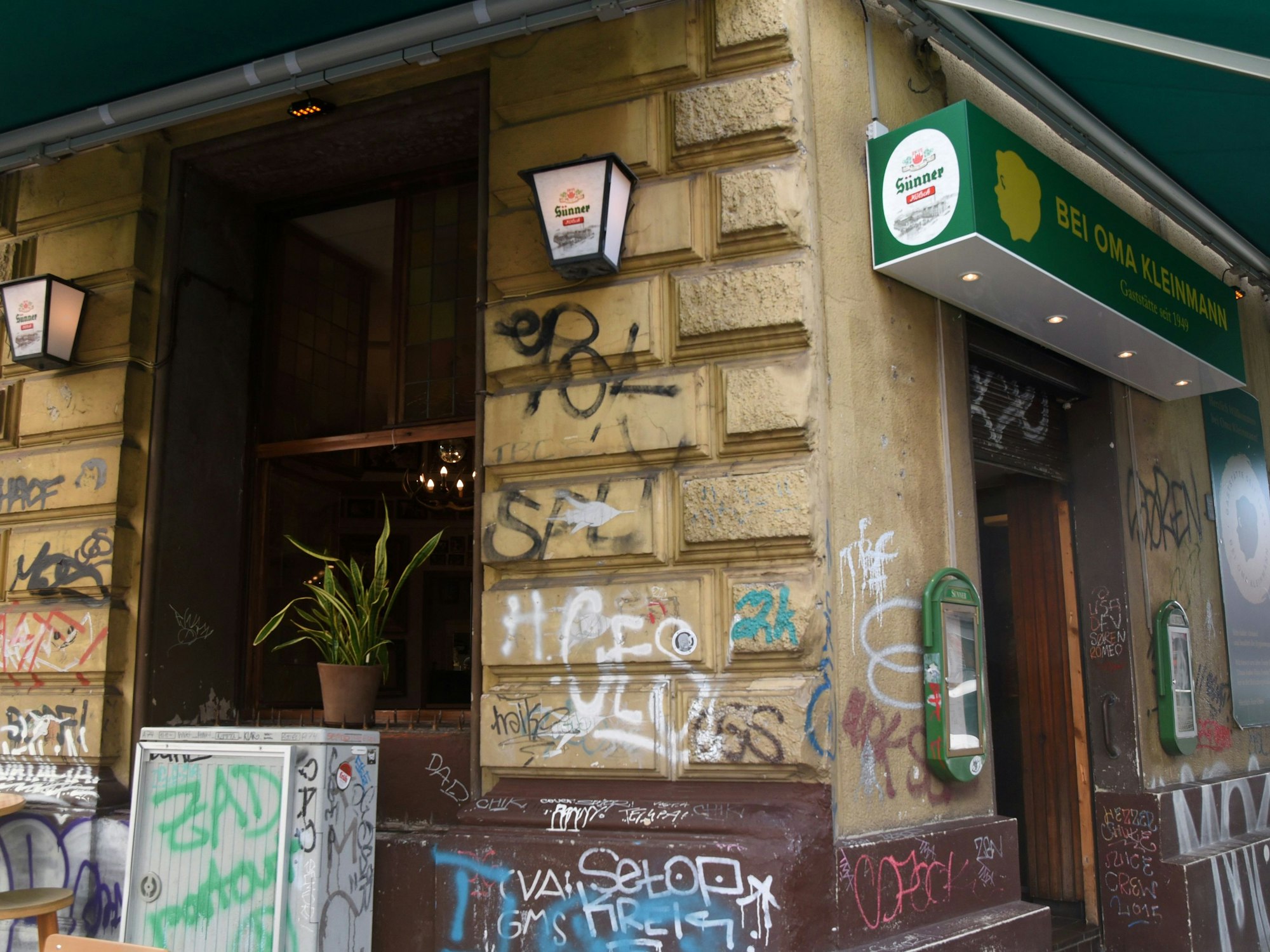 Blick auf die Außenfassade des Restaurants Bei Oma Kleinmann auf der Zülpicher Straße in Köln.