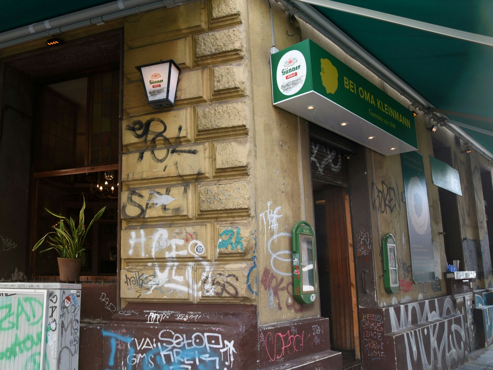 Blick auf die Außenfassade des Restaurants Bei Oma Kleinmann auf der Zülpicher Straße in Köln.