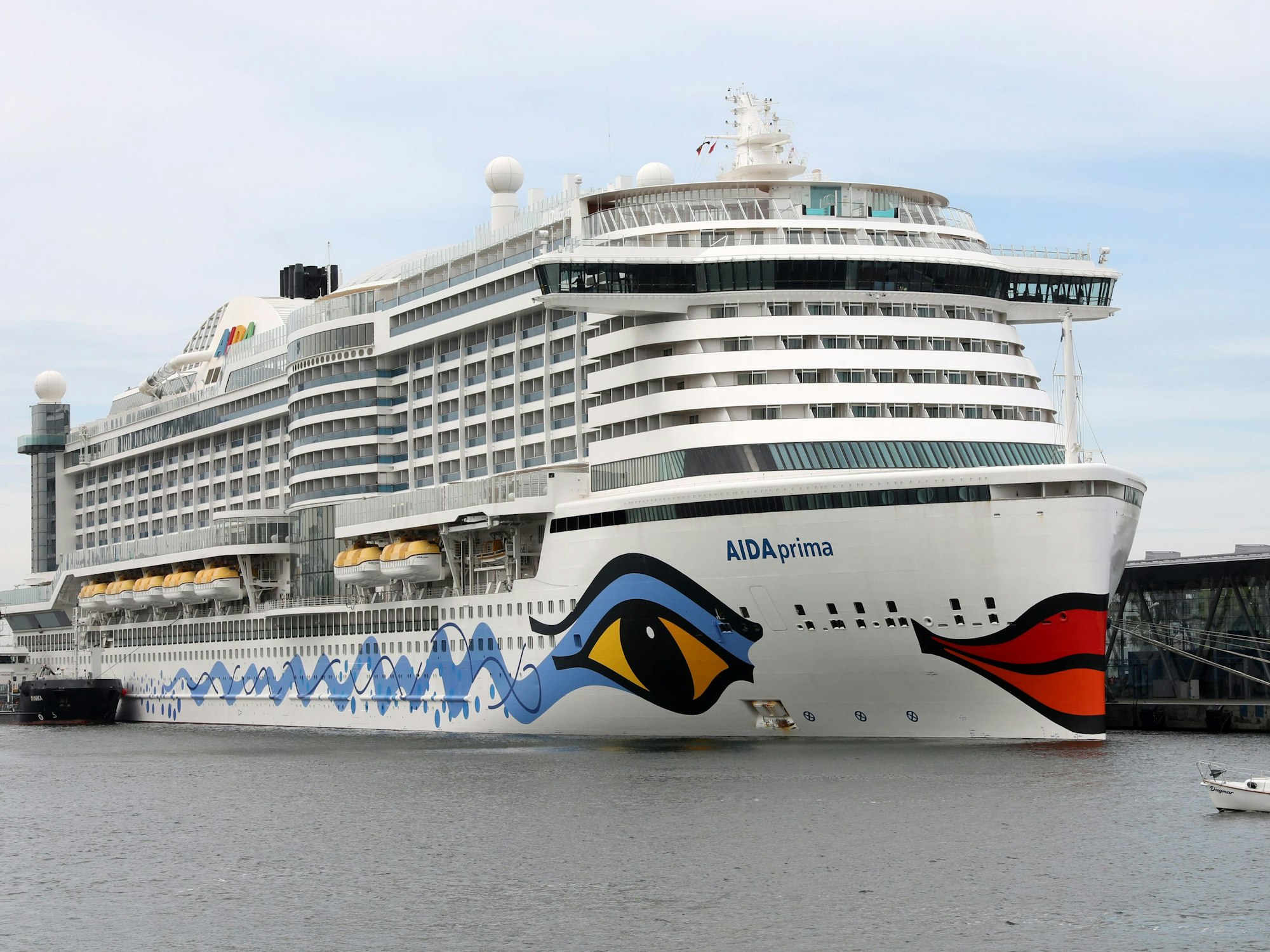Die „Aidaprima“ hat ohne Passagiere am Kreuzfahrtterminal festgemacht.