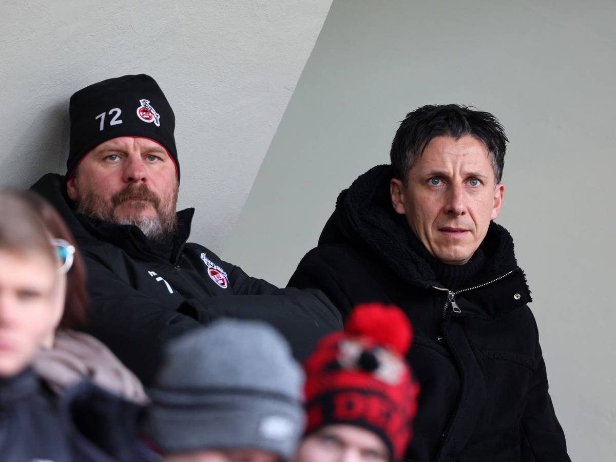 Steffen Baumgart (l.) und Christian Keller sitzen am 11. Dezember 2022 im Franz-Kremer-Stadion.