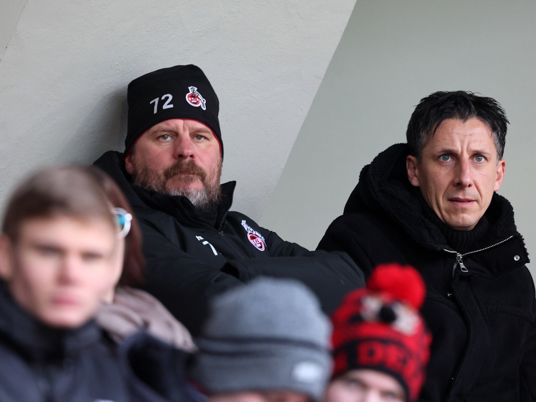Steffen Baumgart (l.) und Christian Keller sitzen am 11. Dezember 2022 im Franz-Kremer-Stadion.