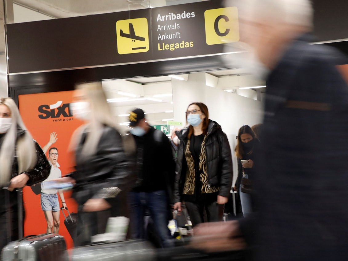 Touristinnen und Touristen kommen am Flughafen von Palma de Mallorca an.