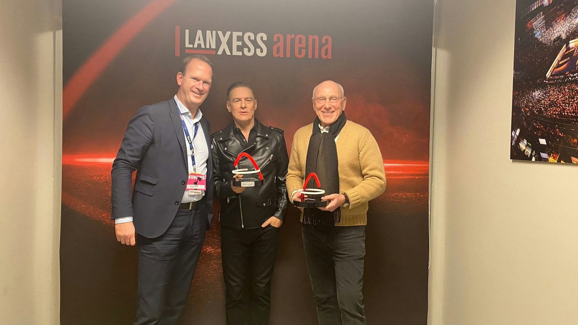 Stefan Löcher, Bryan Adams und Marek Lieberberg bei der Award-Verleihung.