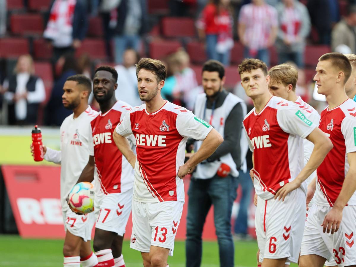 Mark Uth und die Profis des 1. FC Köln stehen nach dem Heim-Sieg gegen den FC Augsburg vor der Südkurve.