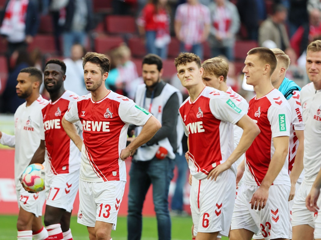 Mark Uth und die Profis des 1. FC Köln stehen nach dem Heim-Sieg gegen den FC Augsburg vor der Südkurve.