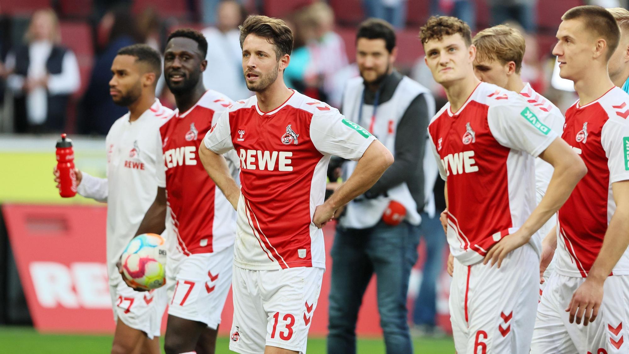 Mark Uth und die Profis des 1. FC Köln stehen nach dem Heim-Sieg gegen den FC Augsburg vor der Südkurve.