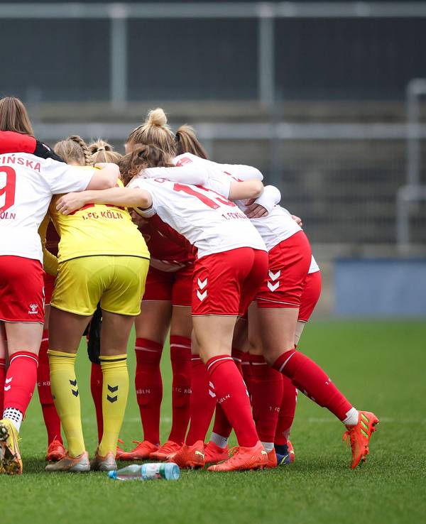 Die Frauen des 1. FC Köln stehen im Kreis.