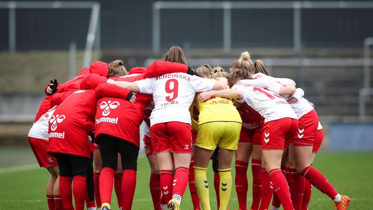 Die Frauen des 1. FC Köln stehen im Kreis.