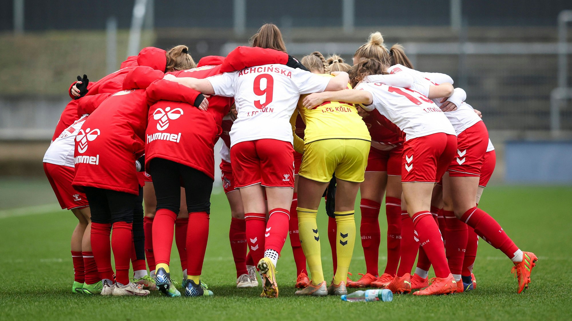 Die Frauen des 1. FC Köln im Kreis vor dem Anpfiff gegen den SC Freiburg