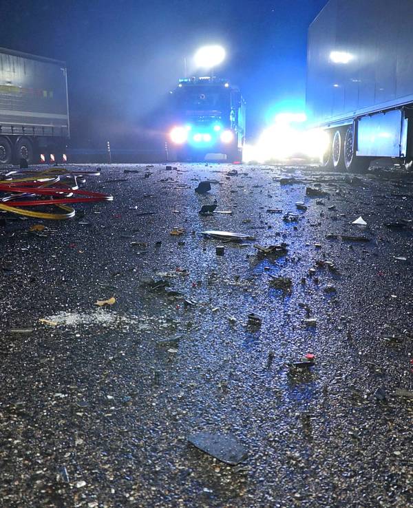 Trümmerteile liegen auf dem Asphalt: Ein Auto prallte auf einer A46-Raststätte gegen Lastwagen. Dabei starben zwei Menschen.