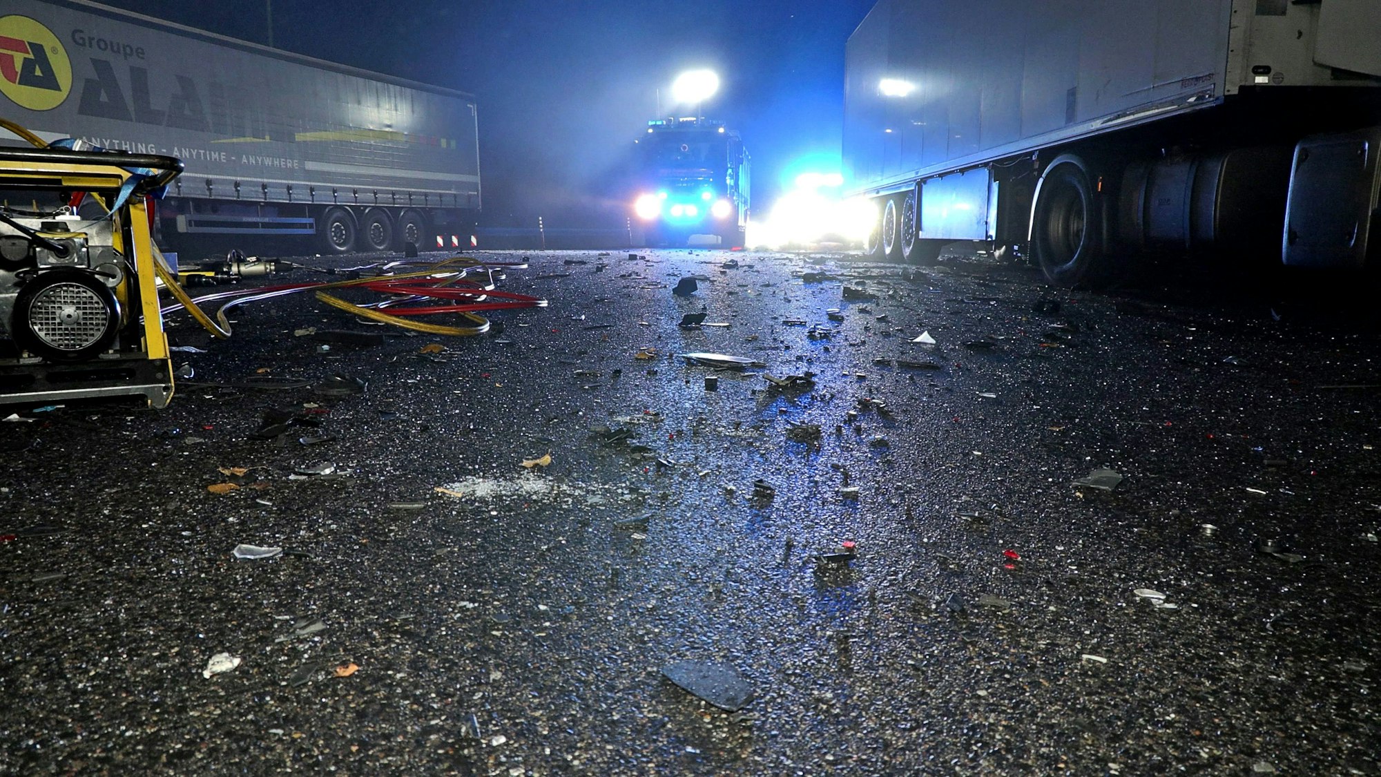 Trümmerteile liegen auf dem Asphalt: Ein Auto prallte auf einer A46-Raststätte gegen Lastwagen. Dabei starben zwei Menschen.