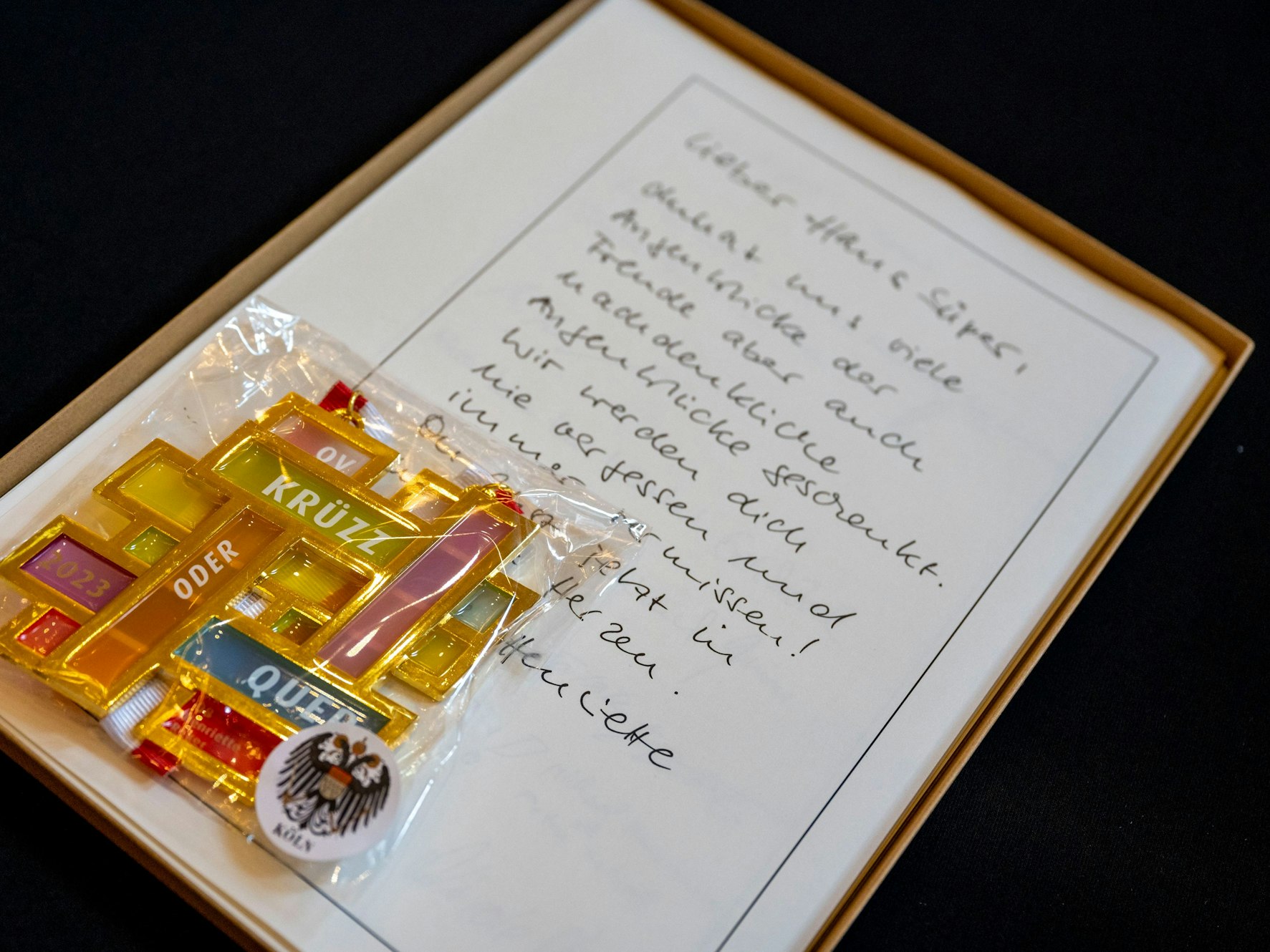 Blick auf die Seite im Kondolenzbuch, die Oberbürgermeisterin Henriette Reker beschrieben hat.