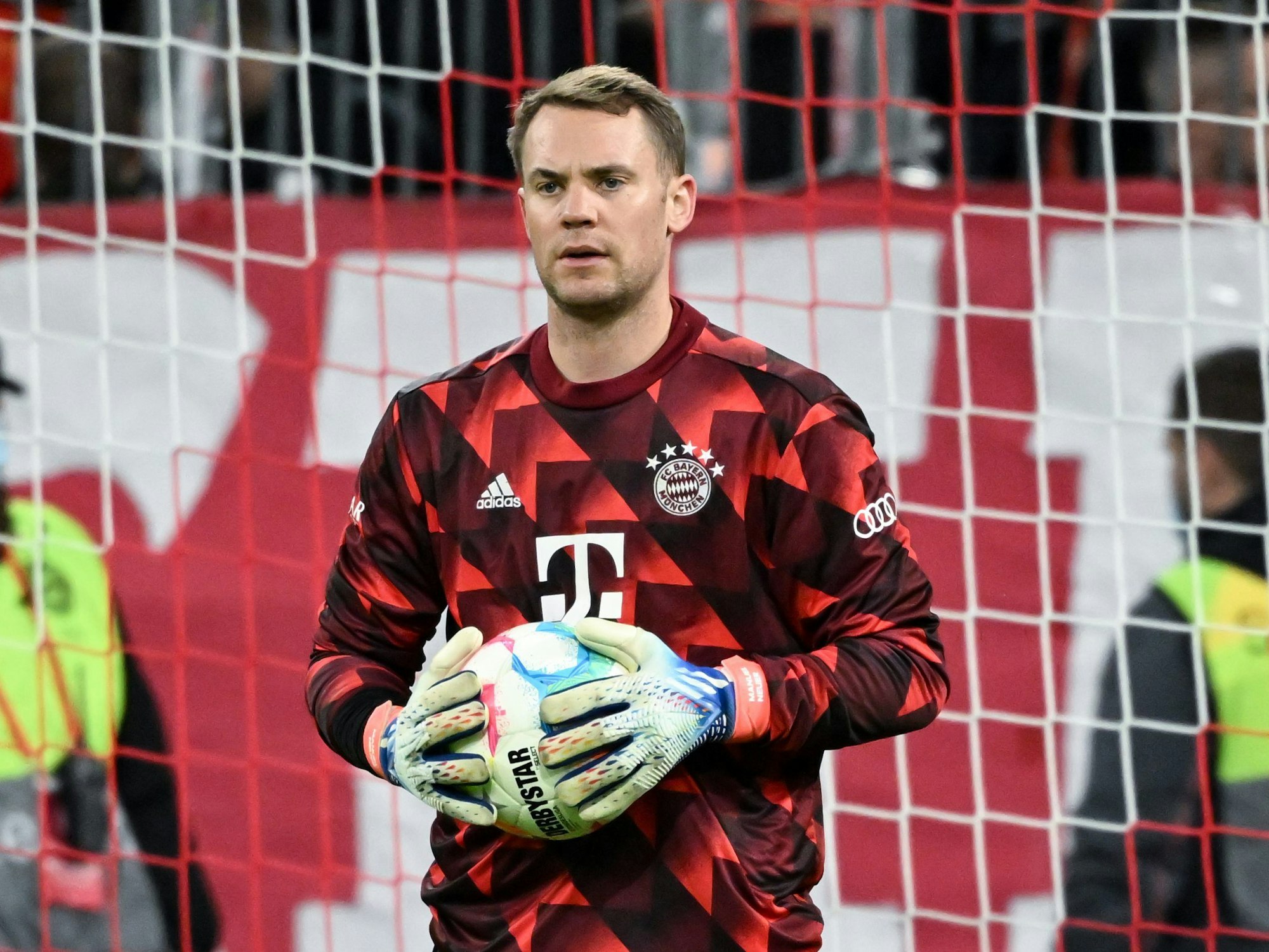 Torwart Manuel Neuer von München wärmt sich auf.