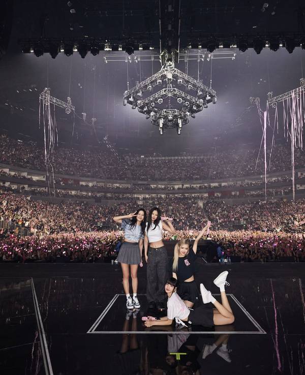 Blackpink machte am 8. Dezember 2022 bei ihrem Konzert ein Abschlussfoto mit den Fans.