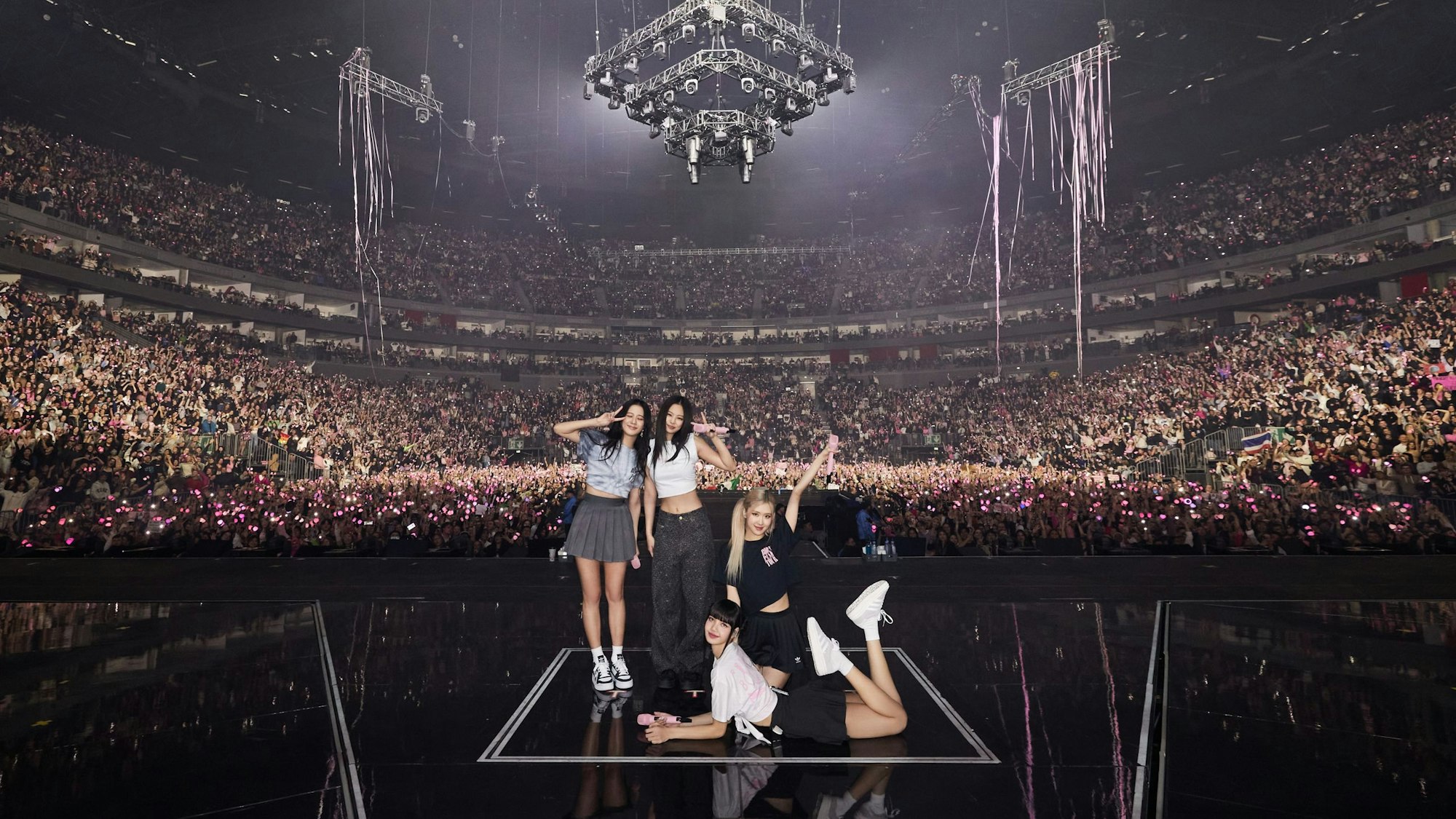 Blackpink machte am 8. Dezember 2022 bei ihrem Konzert ein Abschlussfoto mit den Fans.