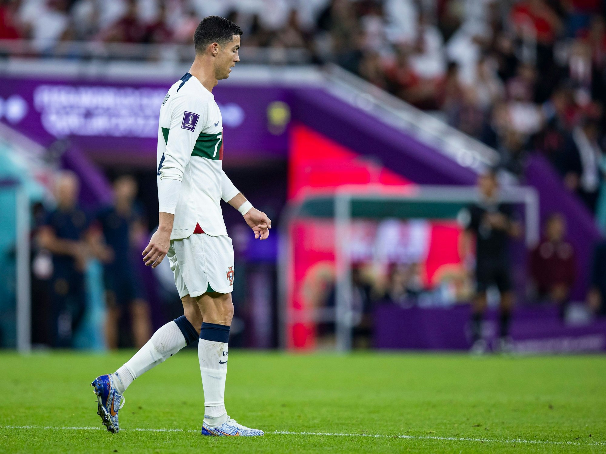 Cristiano Ronaldo geht nach dem Spiel gegen Marokko in Richtung Kabine.